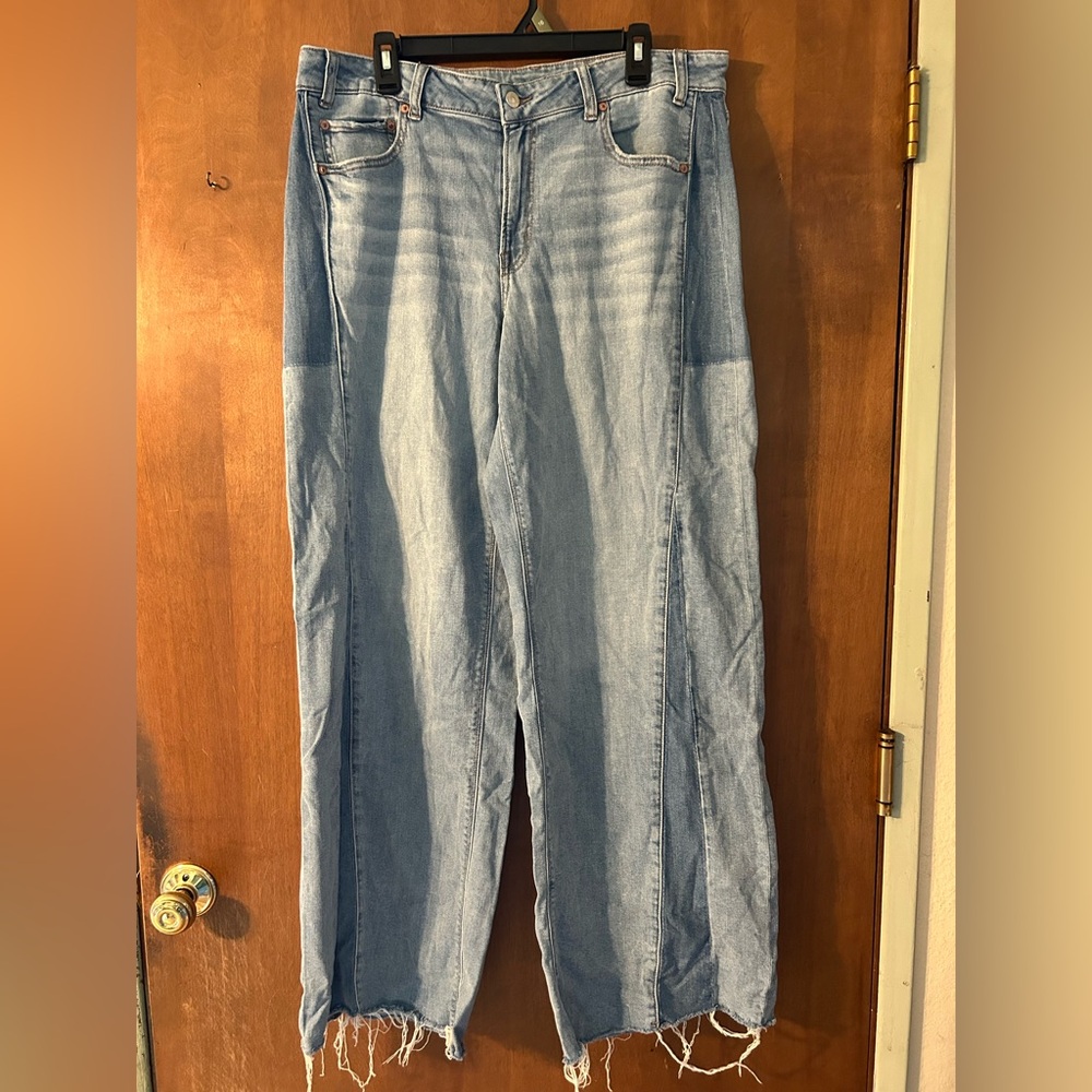 American Eagle Low-Rise Baggy Wide Leg Jeans - Picture 2 of 6